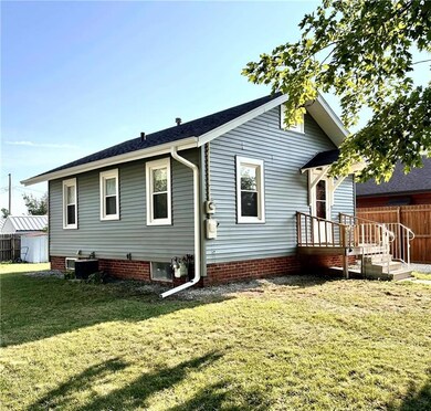 516 S 11th Ave W, Newton, IA 50208 - photo 2