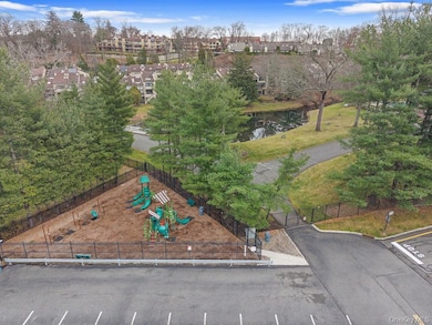 482 Iroquois Ct unit 482, Suffern, NY 10901 - photo 5