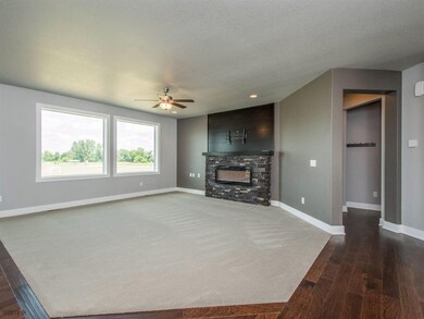 9421 Rushbrook Dr, Johnston, IA 50131 - photo 5