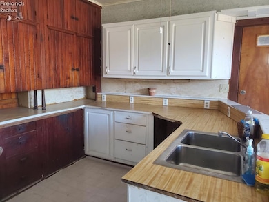 537 3rd St, Elyria, OH 44035 - photo 2