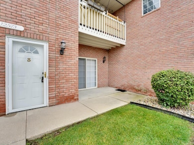 W241N2573 E Parkway Meadow Cir unit 3, Pewaukee, WI 53072 - photo 2