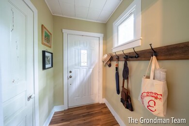 911 Emerald NE, Grand Rapids, MI 49504-4