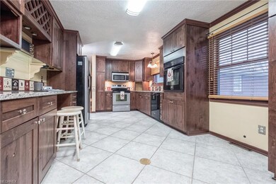 Beautiful Schrock eat-in kitchen with pull out she