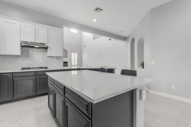 Gas cooktop, ample storage