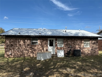 404 NW F St, Stigler, OK 74462 - photo 2