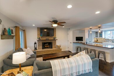 Great Room w Fireplace