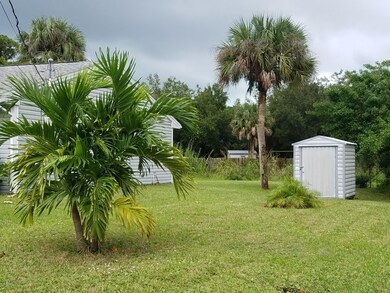 1537 Magnolia side yard