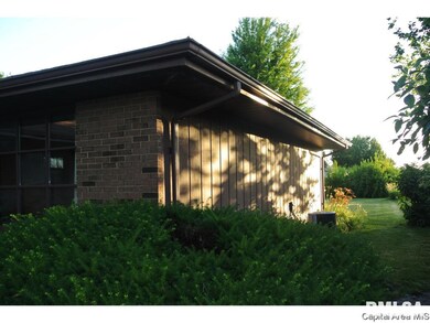 9 Eisenhower Dr, Jacksonville, IL 62650 - photo 5