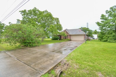 130 Nancy St, Alvin, TX 77511 - photo 2