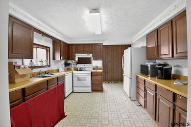 1021 N Nebraska Ave, York, NE 68467 - photo 2