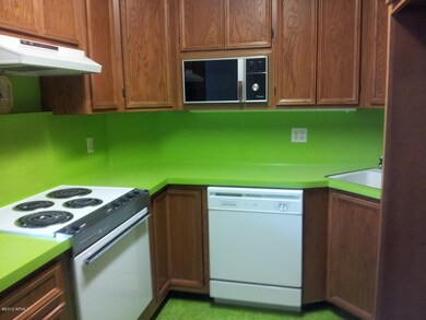 Kitchen with upgraded cabinets!