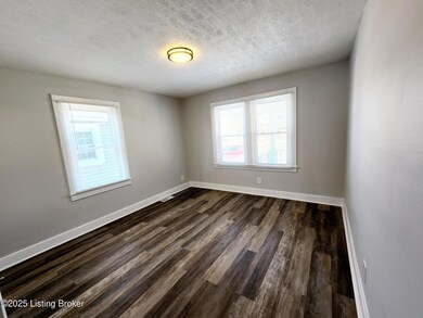 02 FRONT BEDROOM