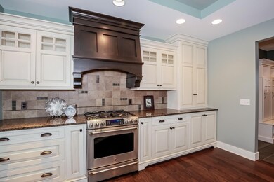 CustomCabinetry&GasRange