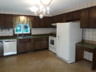 16 Red Oaks Cir, Feeding Hills, MA 01030 - photo 5