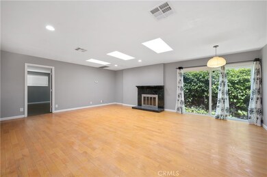 22239 De la Osa St, Woodland Hills, CA 91364 - photo 2
