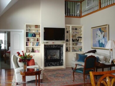 Living Rm/ Built In Shelves