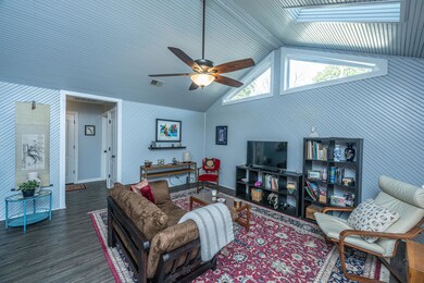 1725RiverFrontDr008