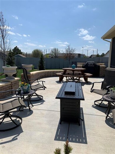 732 N Thornton Ct, Wichita, KS 67235 - photo 3