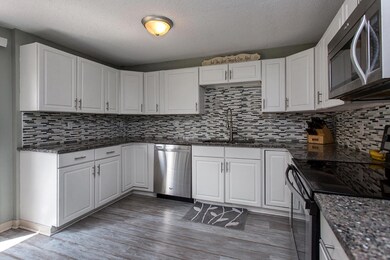 822 W 5th St-20