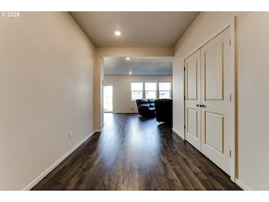 2932 V St, Springfield, OR 97477 - photo 5