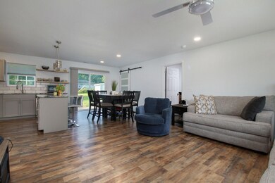 815 E Walnut St Aurora, MO 65605-14