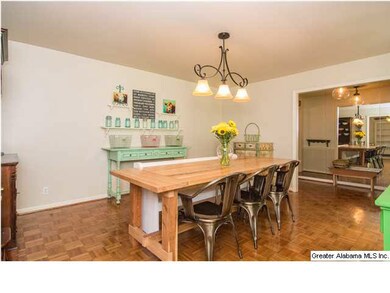 Great space for upcoming holiday dinners
