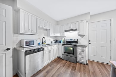 5732 Beechcroft Rd unit B, Columbus, OH 43229 - photo 4