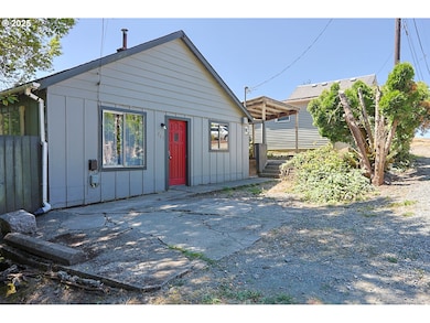 885 E 10th St, Coquille, OR 97423 - photo 2