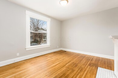 T 976 Oakwood Ave00009