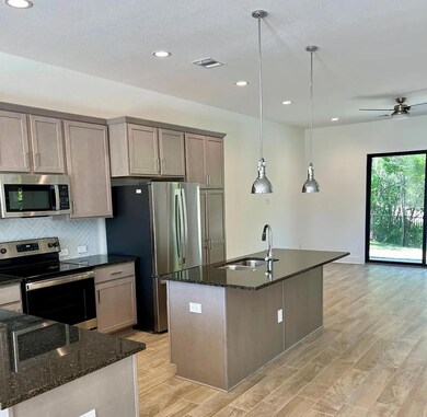 Kitchen with appliances with stainless steel fini