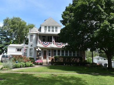 330 E Locust St, Watseka, IL 60970 - photo 2