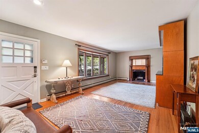 CLASSIC FORMAL LIVING RM W/ FPL