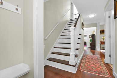 20 Cobble Hill Rd New-large-005-037-Entr