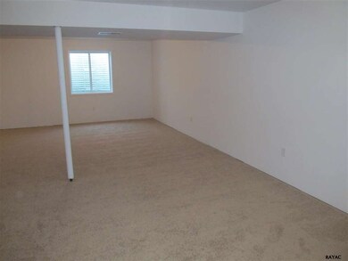 6811 Appleton Dr, Fayetteville, PA 17222 - photo 4