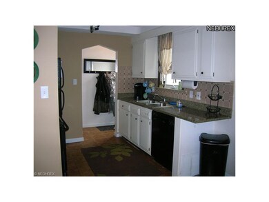 PLENTY OF CUPBOARDS & NEWER APPLIANCES STAY!  ENTR