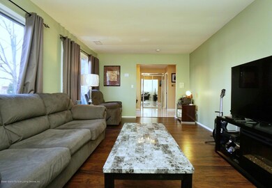 (5) FAMILY ROOM