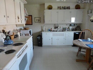 Large Eat in Kitchen, all appliances stay