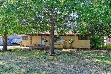 1303 Hillcrest Blvd, Gainesville, TX 76240 - photo 2