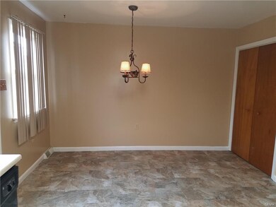 LARGE EAT IN KITCHEN /DINING ROOM