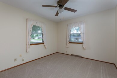 2824 E 32nd St, Davenport, IA 52807 - photo 2