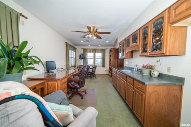 7202 Kelling St, Davenport, IA 52806 - photo 3