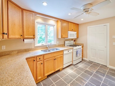 103 Gilcreast Rd, Londonderry, NH 03053 - photo 3