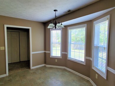 Airy Breakfast Nook