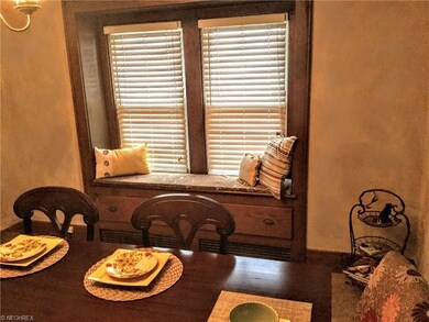 Beautiful window seat in the dining room with natu