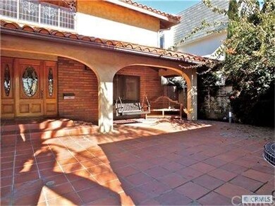 Lovely Private Front Count Yard