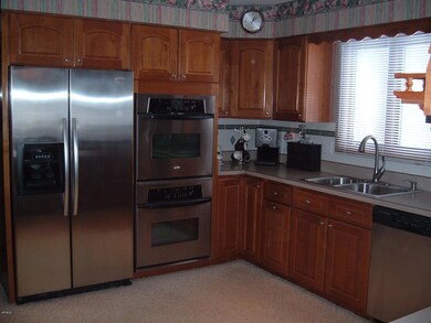814 E Strawberry Hill 004