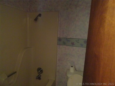 426 E Loy St, Chouteau, OK 74337 - photo 6