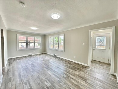 2303 Maple St, Des Moines, IA 50317 - photo 5