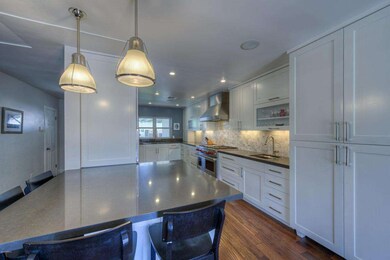 007_Breakfast Bar and Kitchen
