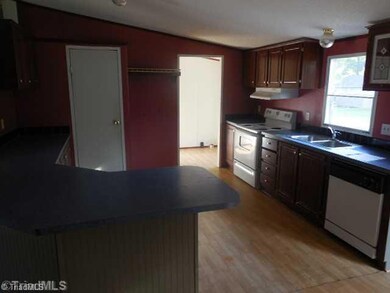 2677 Hopewell Friends Rd, Asheboro, NC 27205 - photo 3